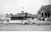 Badgäster vid badhusen i Varberg; varmbadhuset till höger och kallbadhuset ute i vattnet. Bilden tagen mot väster ca 1915.