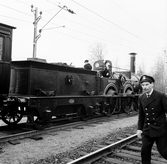 Stationspersonal framför Loket Prins August på Kilsmo station, 1960-tal