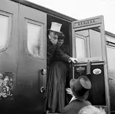 Avstigning från passagerartåg på Kilsmo station, 1960-tal