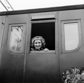 Passagerare i tåg vid Kilsmo station, 1960-tal