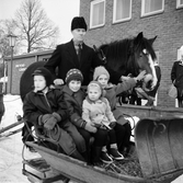 Barn i släde vid Brevensgården i Kilsmo, 1960-tal