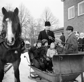 Slädar med barn vid tomteparaden i Kilsmo, 1960-tal