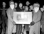 Tomtar med paket på tomteparad i Kilsmo, 1960-tal