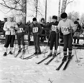 Lärare informerar infor skidtävling, 1960-tal