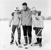 Bandyspelande med ledare, 1960