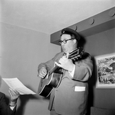 Man spelar gitarr, 1960-tal