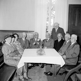 Grupp runt ett bord i Yxhult, 1960-tal