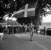 Parad vid midsommarfirande i Brevens bruk, 1961