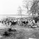 Barn väntar på simundervisning, 1961