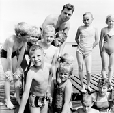 Barn med läare på simskola, 1961