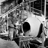 Byggarbetare vid cementblandare, 1960-tal