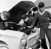 Pojkar mekar med bil, 1960-tal