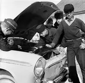 Pojkar mekar med bil, 1960-tal