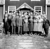 Grupp framför Alltorps skola, 1960-tal