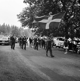 Parad vid midsommarfirande i Brevens bruk, 1961