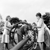 Montering av midsommatstång i Brevens bruk, 1961