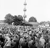 Besökare vid midsommarfirande i Brevens bruk, 1961