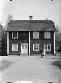 Bostad, manbyggnad, i Tibble, Västerås. Herr och fru Wässman.