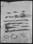 Gravfynd, från äldre romersk järnålder, vid Badelunda kyrka.
Samhör med:  Vlm inv.nr 1183