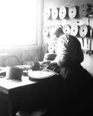 Hattmakare vid arbetsbordet, Kedlings hattmakeriverkstad i Västerås.