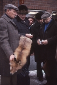Knallare säljer rävskinn på hindersmässan, 1979