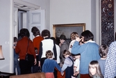 Barn på väg in till barnteater i Rådhuset, 1983