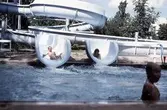 Barn som åker i vattenrutschbana på Gustavsvik, 1985