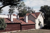Byggnaderna utgör gårdar som vetter in mot skomakargården, 1980