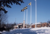 Skidåkare utanför friluftsgården i Ånnaboda, 1986