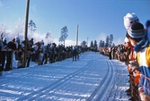 Publik kollar på skidåkare, 1986