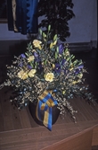 Blomsterarrangemang med blågult band, 1994
