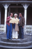 Besök på Vinön, 1975