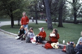 Barn äter sin matsäck i Brunnsparken, 1982