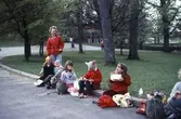Barn äter sin matsäck i Brunnsparken, 1982