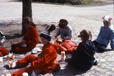 Barn äter matsäck i Brunnsparken, 1982