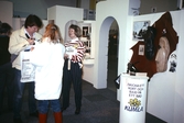 Besökare vid Örebro läns monter på turistmässan, 1989