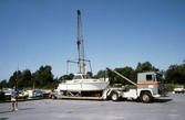 Trailing av båt till småbåtshamnen, 1982