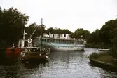 Bogsering av båten Örebro III vid oljehamnen, 1993