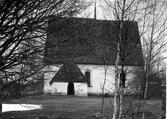 Vibyggerå gamla kyrka. Kyrkan byggdes under senmedeltiden, men en närmare datering är svår att göra. Den är uppförd av sten som senare har vitputsats. Det höga branta takfallet är täckt av spån och en takryttare finns. Vapenhuset är något yngre än kyrkan. Sakristian av trä är från 1640-talet och ersatte sannolikt en ursprunglig, mindre sakristia av sten. Kyrkorummet har ett enkelt tredelat paneltak. Altaruppsats, predikstol, läktare i väster samt bänkinredningen tillkom 1740-41.