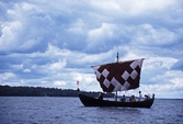 Vikingaskepp på väg till invigningen av Birkamuseet, 1997