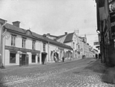 Kungsgatan 16-18, ”Apotekarbacken”, Enköping, sedd från söder, ca 1906.