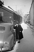 Kvinna vid bil, 1950-tal