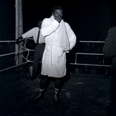 Floyd Pattersson i ringen, torkar sig med handduk. Pattersson, som mött svensken Ingemar Johansson flera gånger, var mycket populär i Sverige och gjorde flera uppvisningsturnéer.