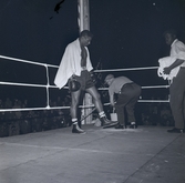 Floyd Pattersson och två andra män i ringen. Pattersson, som mött svensken Ingemar Johansson flera gånger, var mycket populär i Sverige och gjorde flera uppvisningsturnéer.