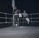 Floyd Pattersson i ringen, redo i ett hörn. Pattersson, som mött svensken Ingemar Johansson flera gånger, var mycket populär i Sverige och gjorde flera uppvisningsturnéer.