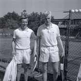 Två personer vid tennisbanan 1958. J E Lundkvist till höger och Bengt Axelsson.