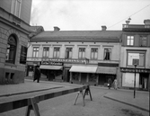 Affärer på Drottninggatan, 1937