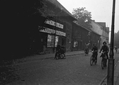 Cyklister vid Sten Holmer spannmålsmagasin, 1936
