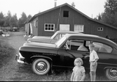 Barn vid bil, 1950-tal