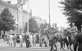 Militär parad med hästar vid Stortorget på Regementets dag, 1939